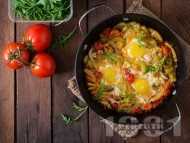 Пържени зеленчуци с яйца на тиган (гъби, чушки, чери домати)